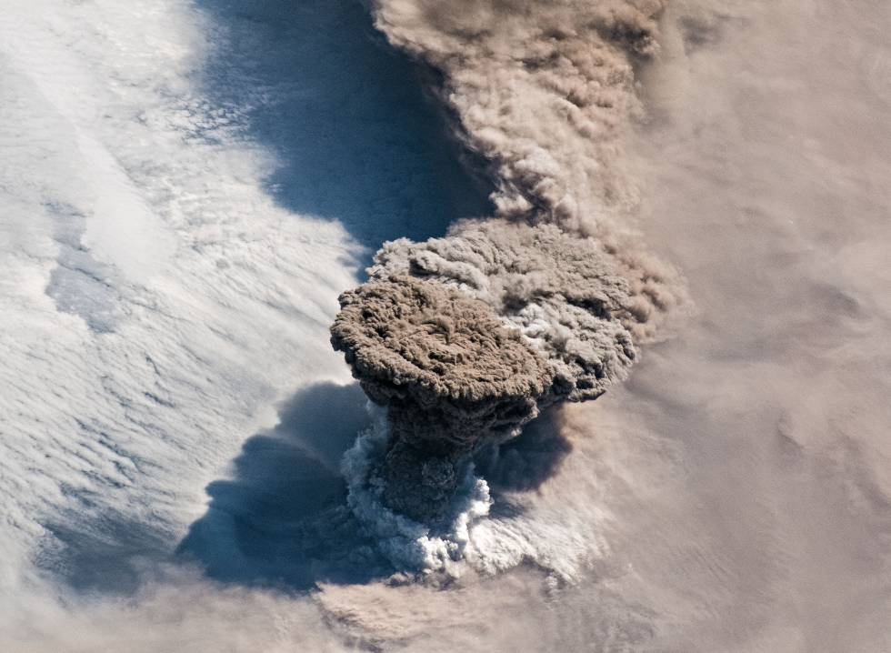 Hasta el siglo XX, cuando fueron reemplazados por los humanos, los volcanes eran los principales disruptores del clima. En la imagen, la reciente erupción del Raikoke, en las Kuriles.