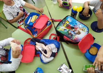 Alumnos del colegio Enrique Tierno Galván, en San Sebastián de los Reyes (Madrid), comen su merienda durante un recreo del pasado mes de mayo.