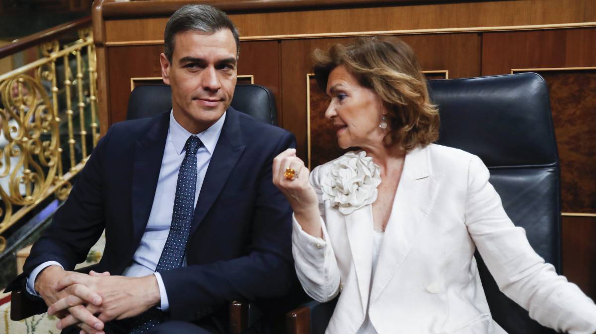 Pedro Sánchez y Carmen Calvo, este martes en el Congreso.