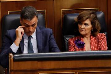 Pedro Sánchez και την αναπληρωτή του Carmen Calvo μετά την ψηφοφορία.