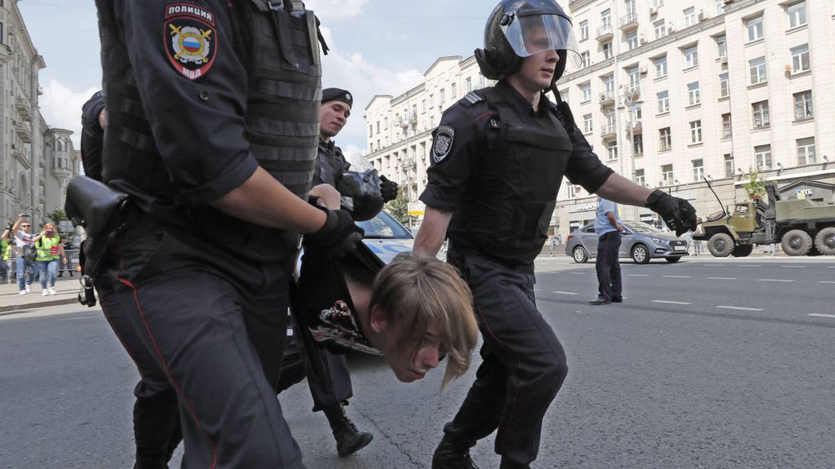 La policía rusa detiene a una persona, este sábado.