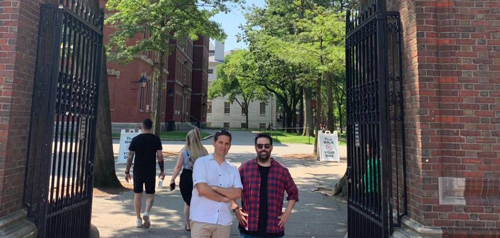 Juan Carlos Suárez (izquierda) y Francisco J. Pozuelos (derecha), en la puerta de la Universidad de Harvard (Boston), durante el  “I TESS Science Conference” que se celebra en el Massachusetts Institute of Technology (MIT).