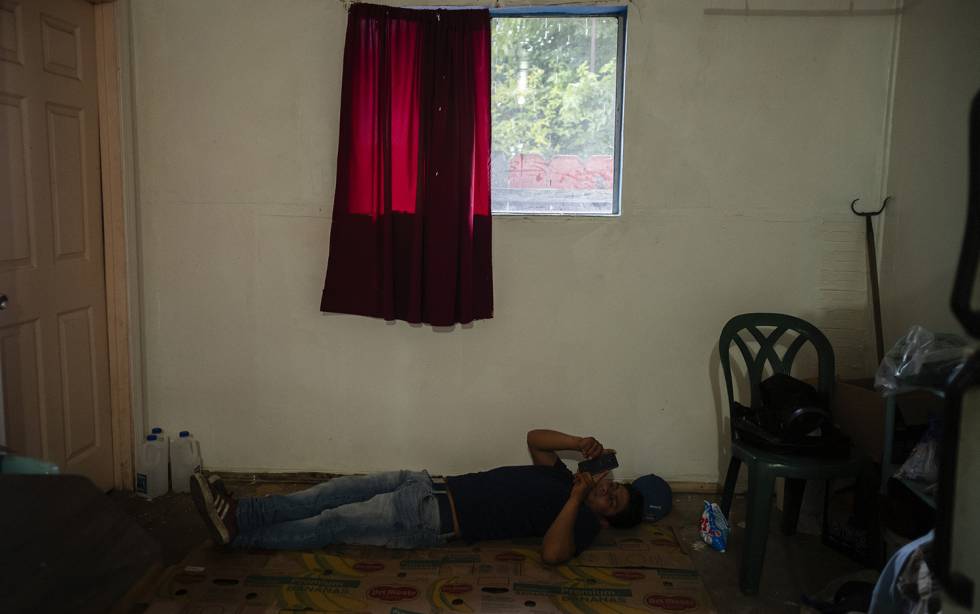 Miguel Martínez, trabajador del campo californiano emigrado desde el Estado mexicano de Oaxaca, en los humildes apartamentos que habitan.