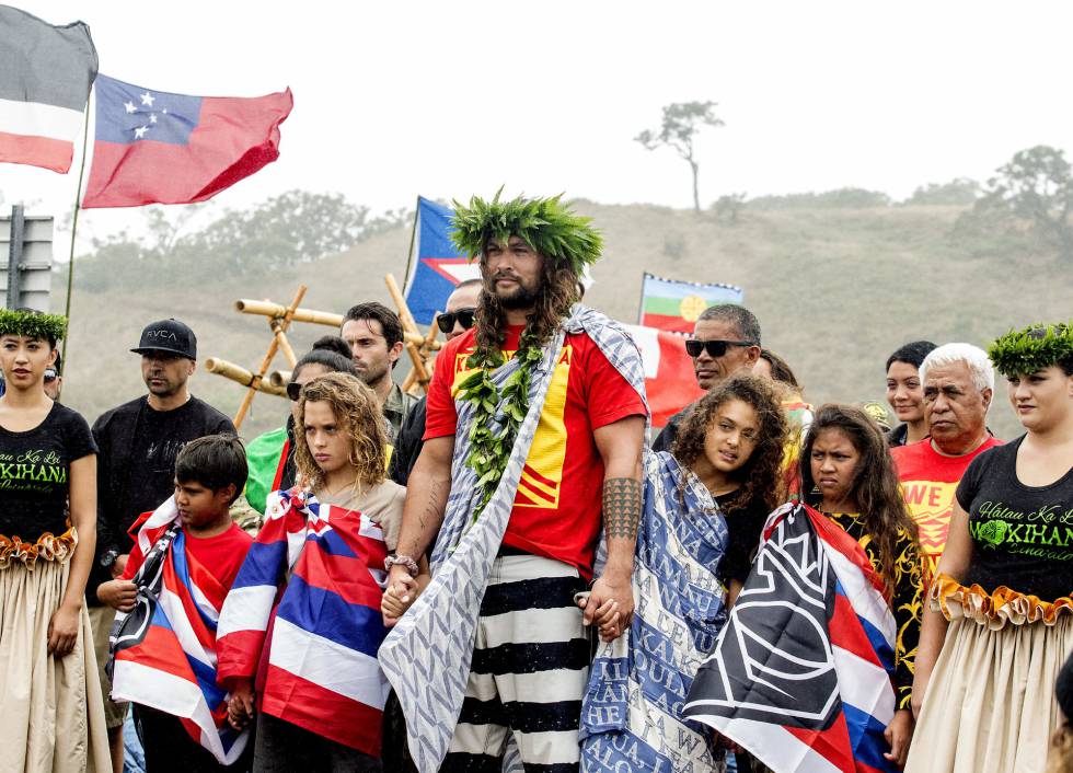 El actor hawaiano Jason Momoa visitó el miércoles a los manifestantes para mostrarles su apoyo.