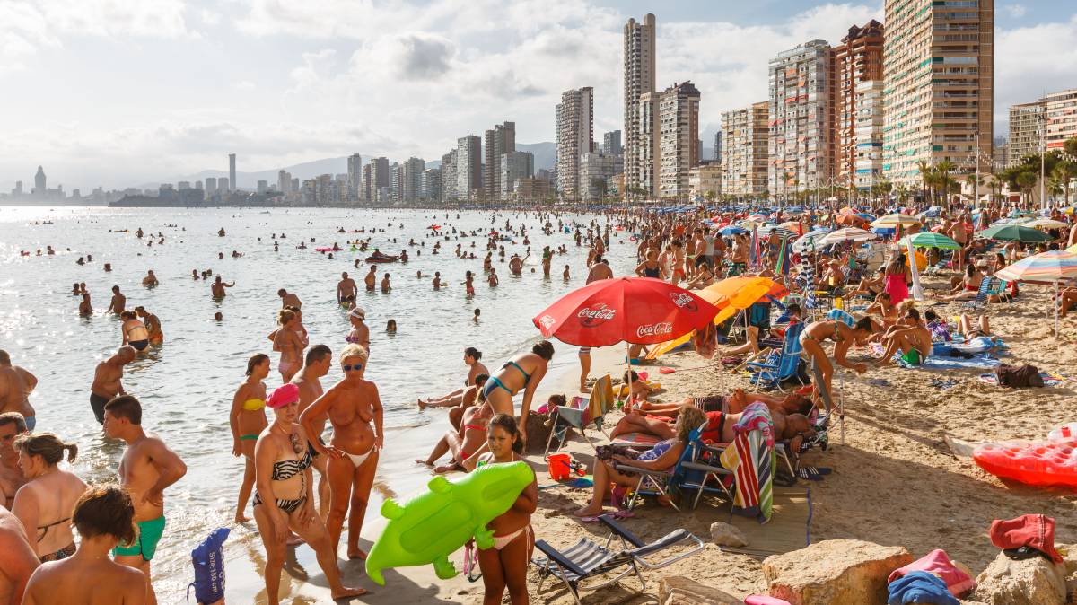 Bañistas en la playa de Levante de Benidorm (Alicante).