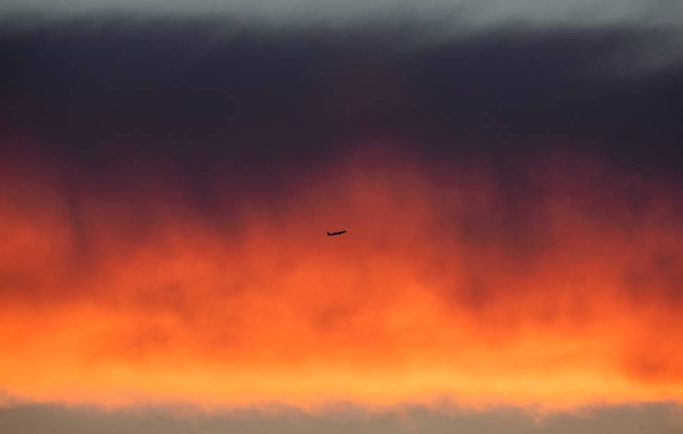 Un avión surca el horizonte, el 9 de agosto de 2018, en  Frankfurt, Alemania. 