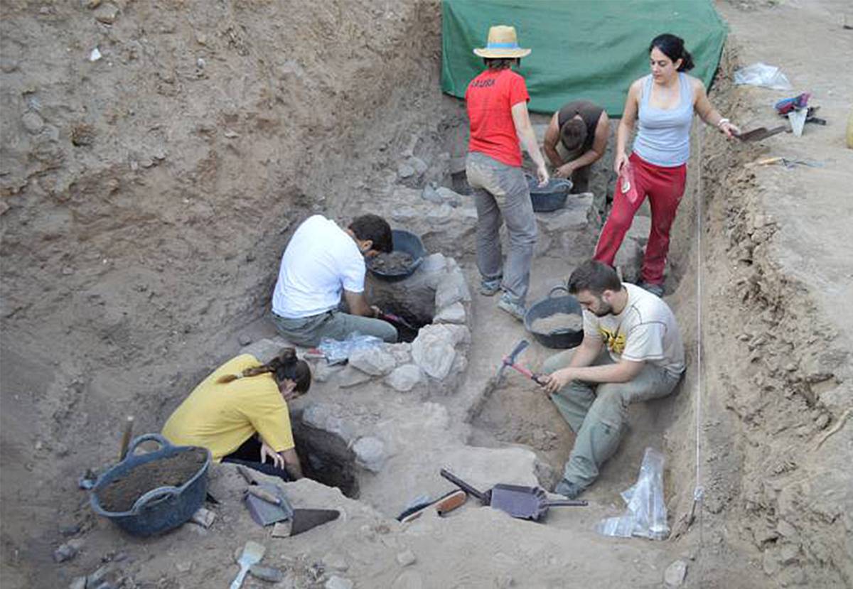 Un grupo de arqueólogos trabaja en las tumbas halladas en Alarcos.