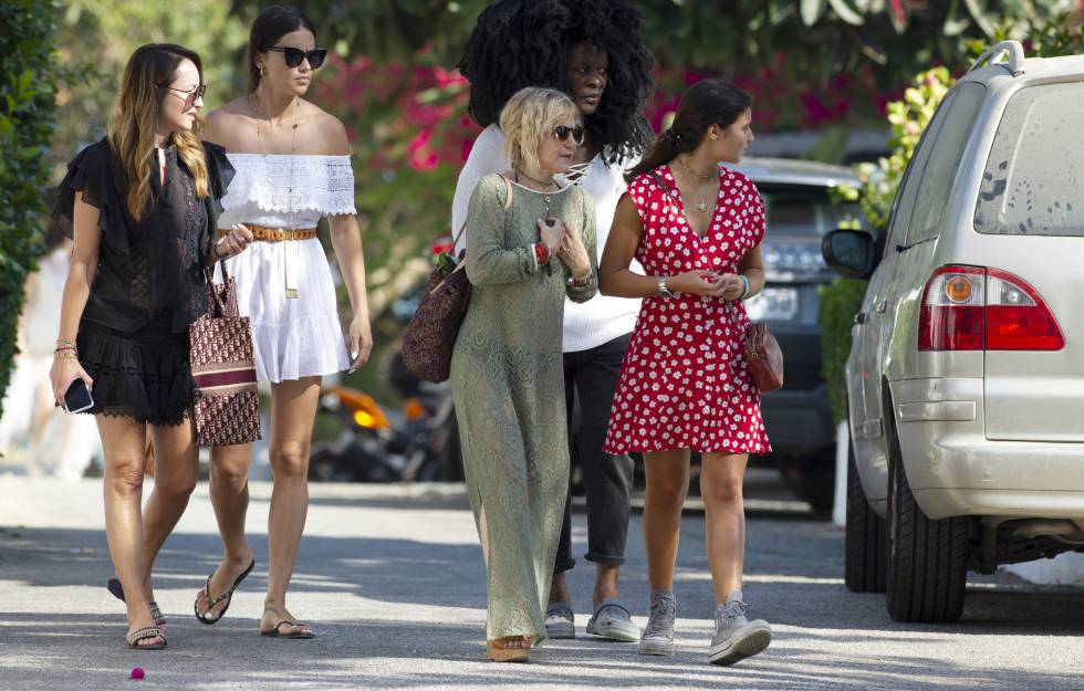 Ana Antic, con Adriana Lima, Eugenia Martínez de Irujo y su hija Cayetana por las calles de Marbella.