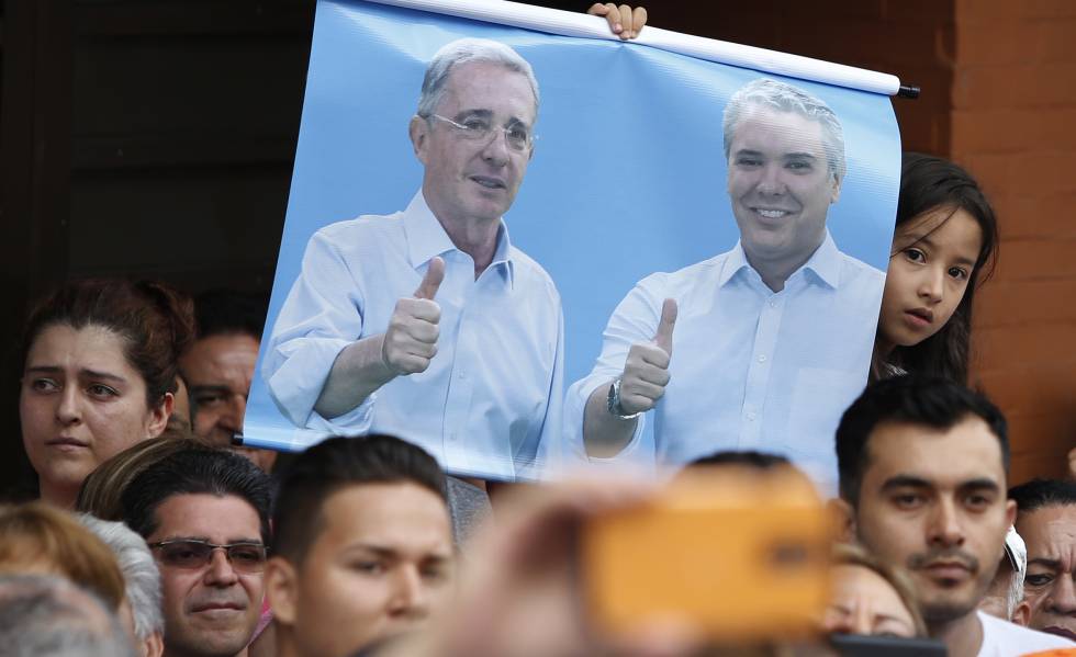 Cartel de Ãlvaro Uribe e IvÃ¡n Duque en un acto electoral en Armenia (Colombia) en junio de 2018.Â 