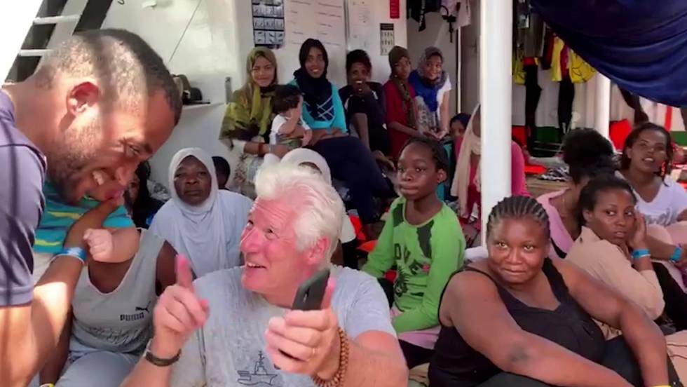 El actor Richard Gere con algunos de los inmigrantes y miembros de la tripulación del barco humanitario español 'Open Arms'.rn