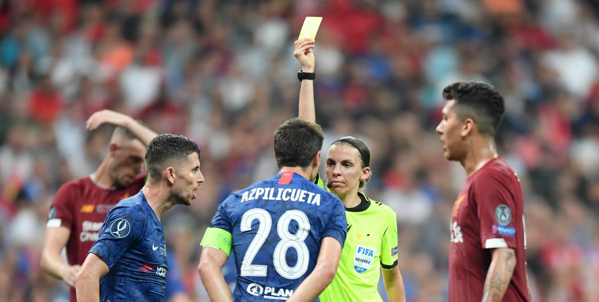 Frappart muestra una tarjeta amarilla a Azpilicueta, durante el partido de la Supercopa.