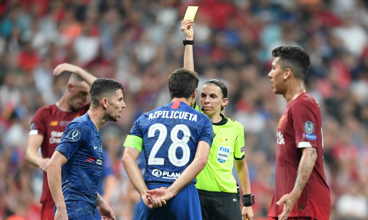 Frappart muestra una tarjeta amarilla a Azpilicueta, durante el partido de la Supercopa.