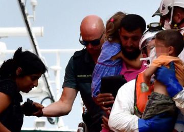 Llegada al puerto de Almería de una de las dos pateras rescatadas esta semana por Salvamento Marítimo.