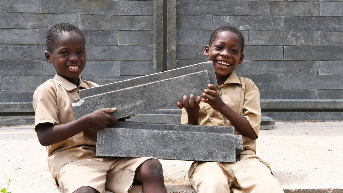De botella de plástico a colegio en Costa de Marfil
