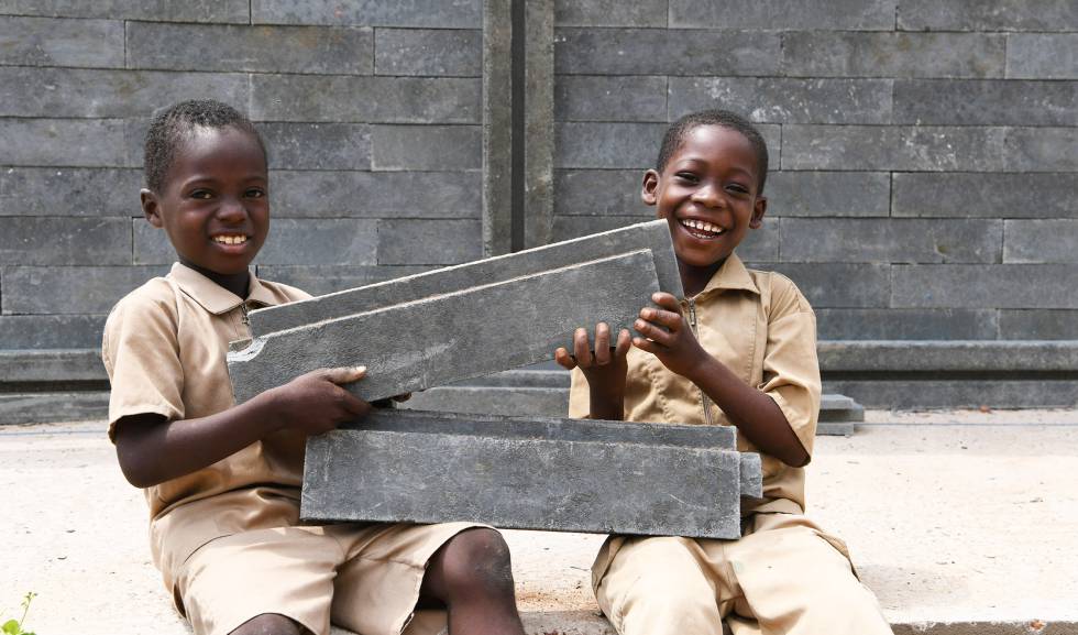 Los estudiantes estÃ¡n contentos de que se estÃ© construyendo una nueva clase en su escuela en Sakassou, en el centro de Costa de Marfil, que estarÃ¡ construida con ladrillos de plÃ¡stico.