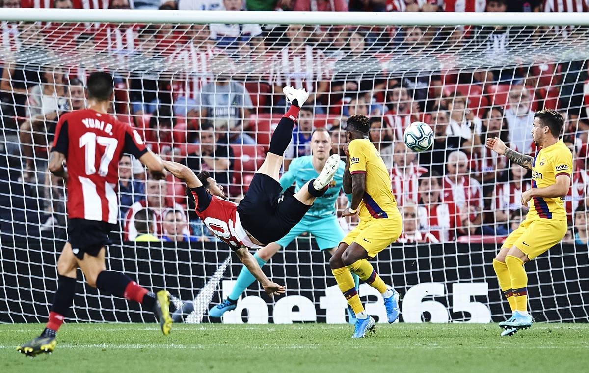 Aduriz remata para marcar el único gol del partido entre el Athletic y el Barça.