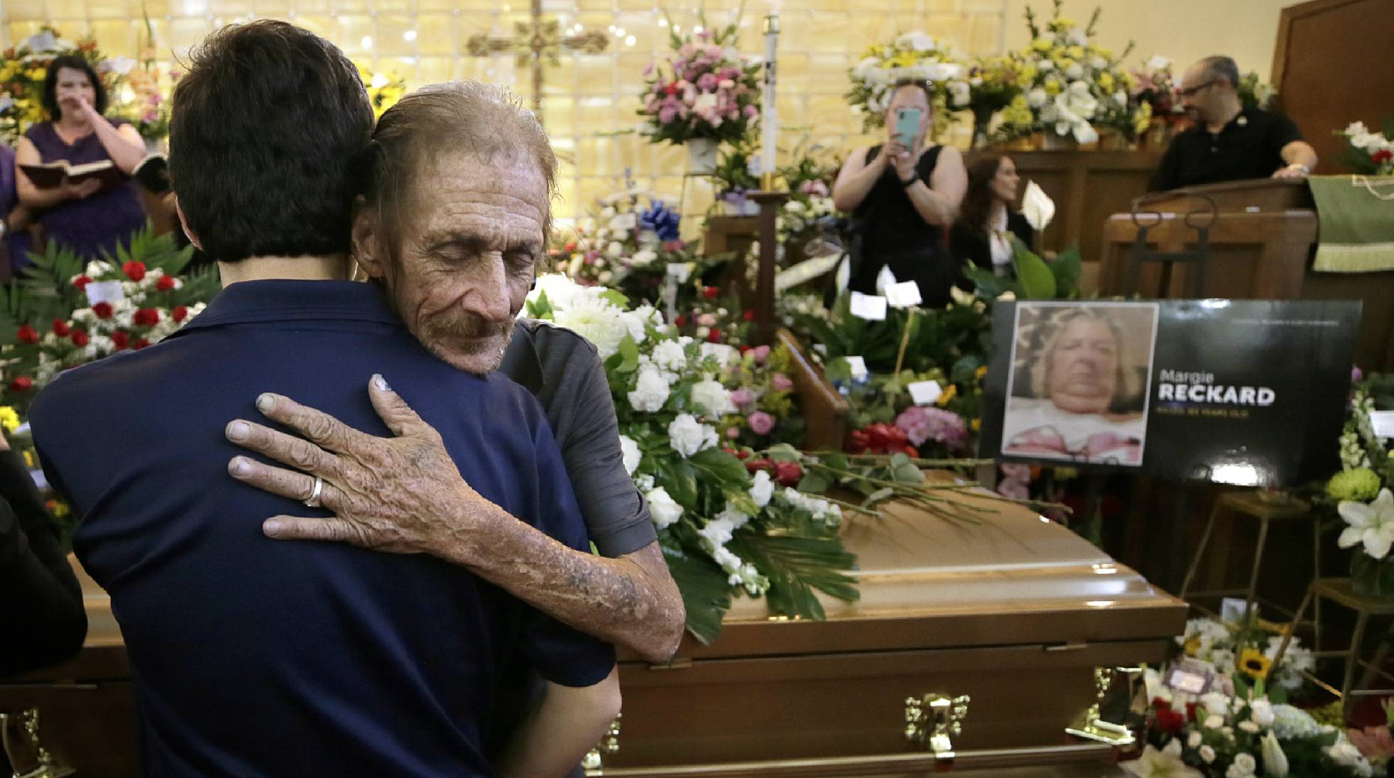 Fotos: Cientos de personas arropan al viudo de una víctima de la matanza de  El Paso que temía quedarse solo en el funeral | Internacional | EL PAÍS
