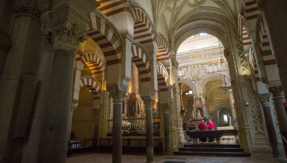 Sacerdotes en el interior de la Mezquita-Catedral de Córdoba.