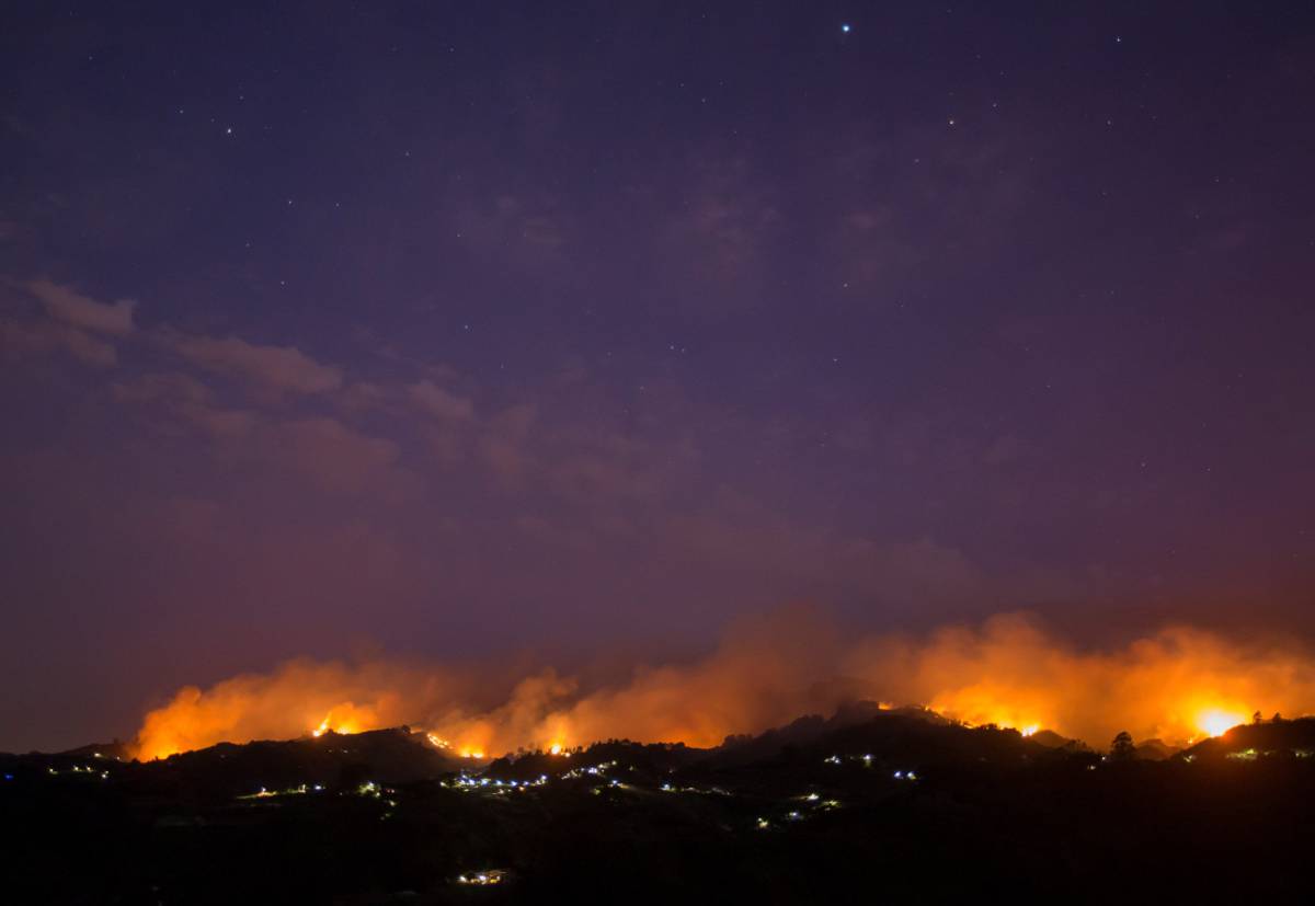 El incendio visto desde el municipio de Moya, en Gran Canaria.