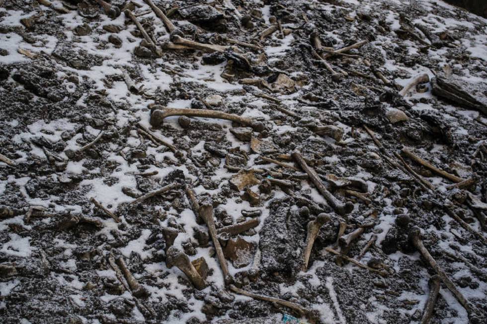Restos de esqueletos desperdigados alrededor de la laguna Roopkund