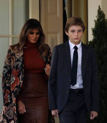 Melania Trump y su hijo Barron, en la Casa Blanca, en las Navidades de 2017.