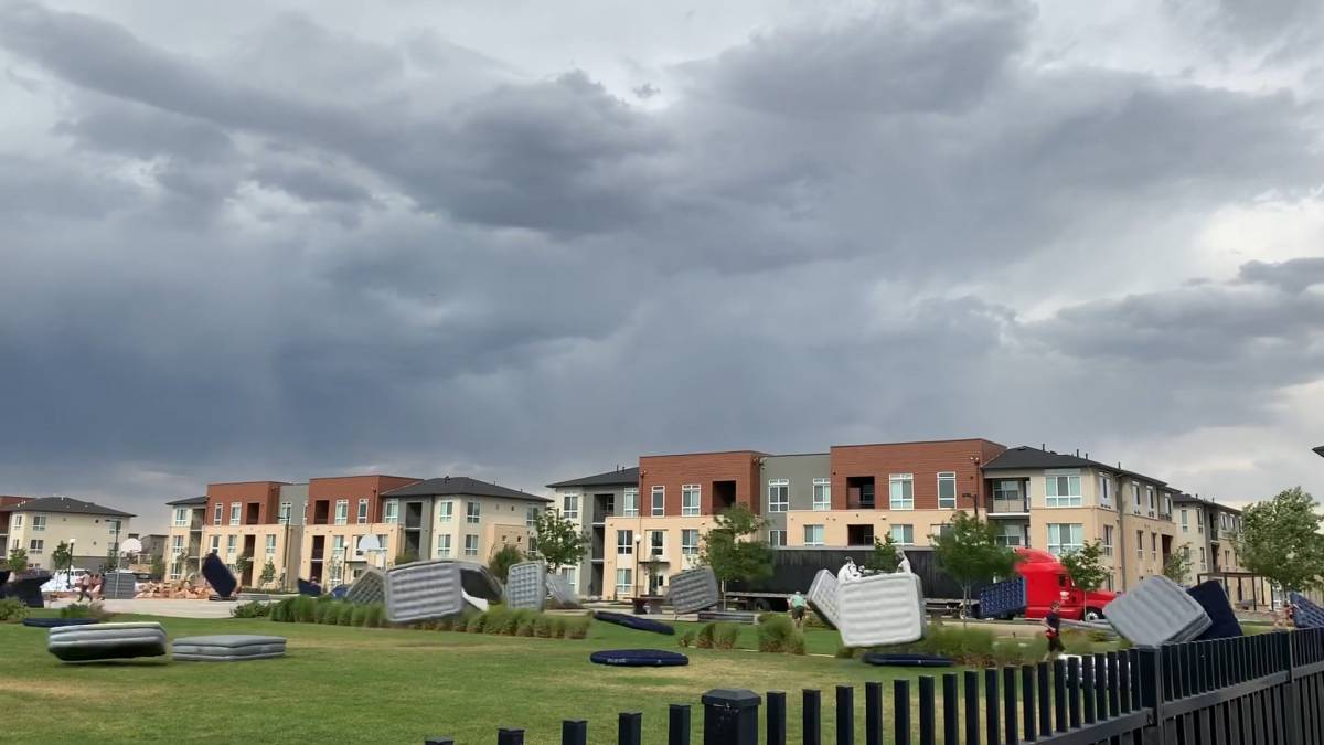 Más de 150 colchones salen volando por los aires en un cine de verano