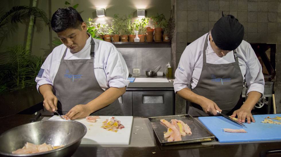 Dos chefs cocinan en un restaurante de Lima. 