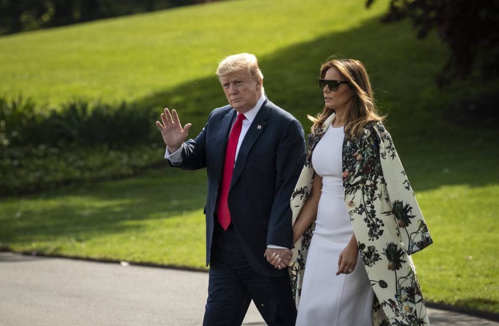El presidente Donald Trump y Melania Trump salen de la Casa Blanca el pasado mes de abril con destino a Mar-a-Lago.