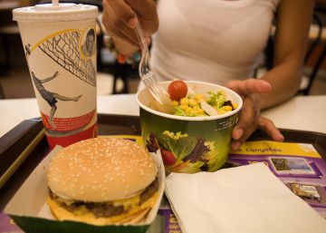 Los beneficios de recortar 300 calorías diarias a la dieta (incluso si estamos delgados)