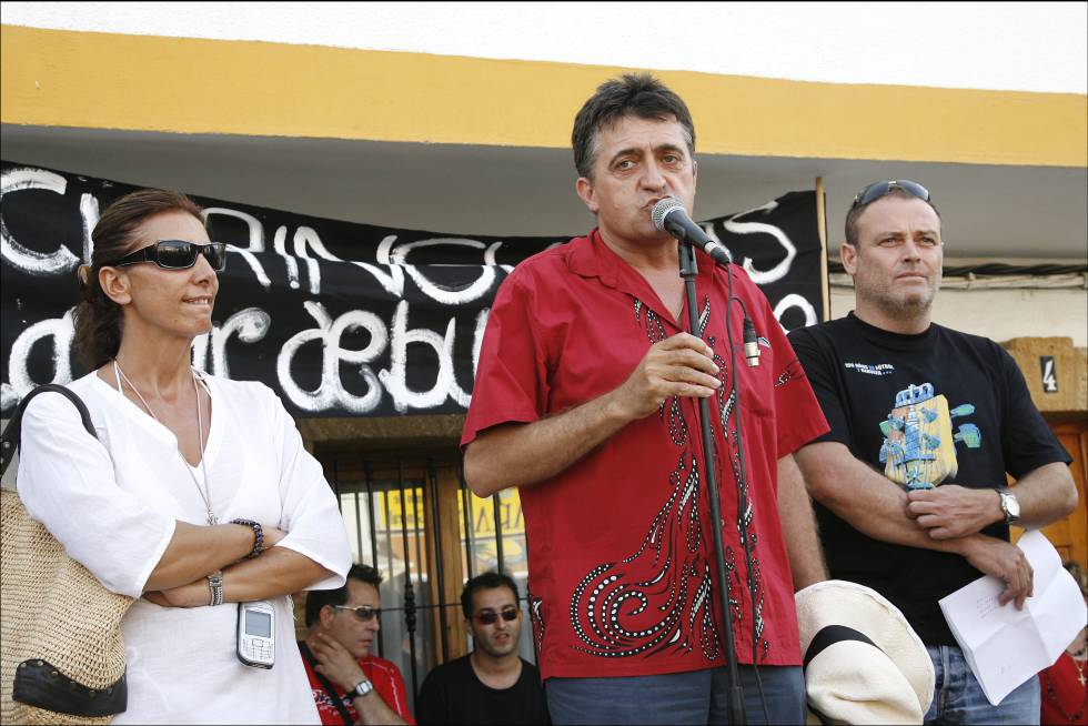 Pastora Vega, El Gran Wyoming y Pablo Carbonell, durante la manifestación en contra del cierre de los chiringuitos de Zahara de los Atunes, en 2006.