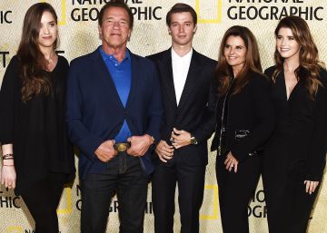 De izquierda a derecha, Christina Schwarzenegger, Arnold Schwarzenegger, Patrick Schwarzenegger, Maria Shriver y Katherine Schwarzenegger en Los Ángeles, en octubre de 2017. 