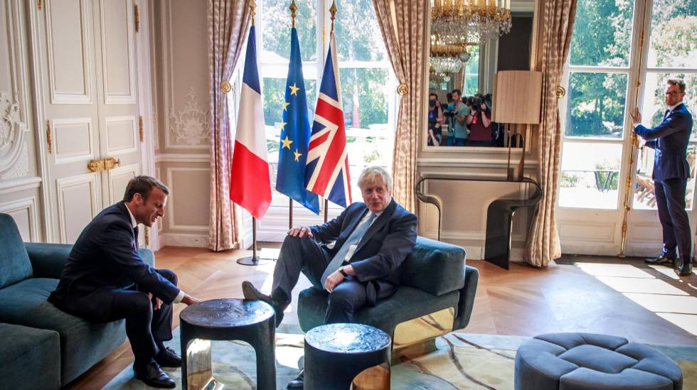 El presidente francÃ©s, Emmanuel Macron, junto al primer ministro britÃ¡nico, Boris Johnson, durante su reuniÃ³n en el ElÃ­seo.