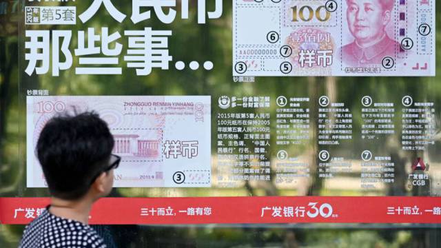 Un anuncio con los nuevos billetes del yuan.