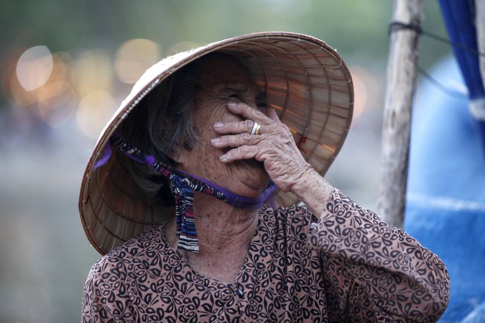 Una mujer rÃ­e, en Vietnam.