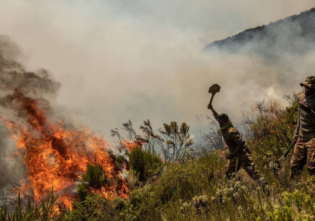 Soldados del ejército keniata luchan contra un fuego este marzo.