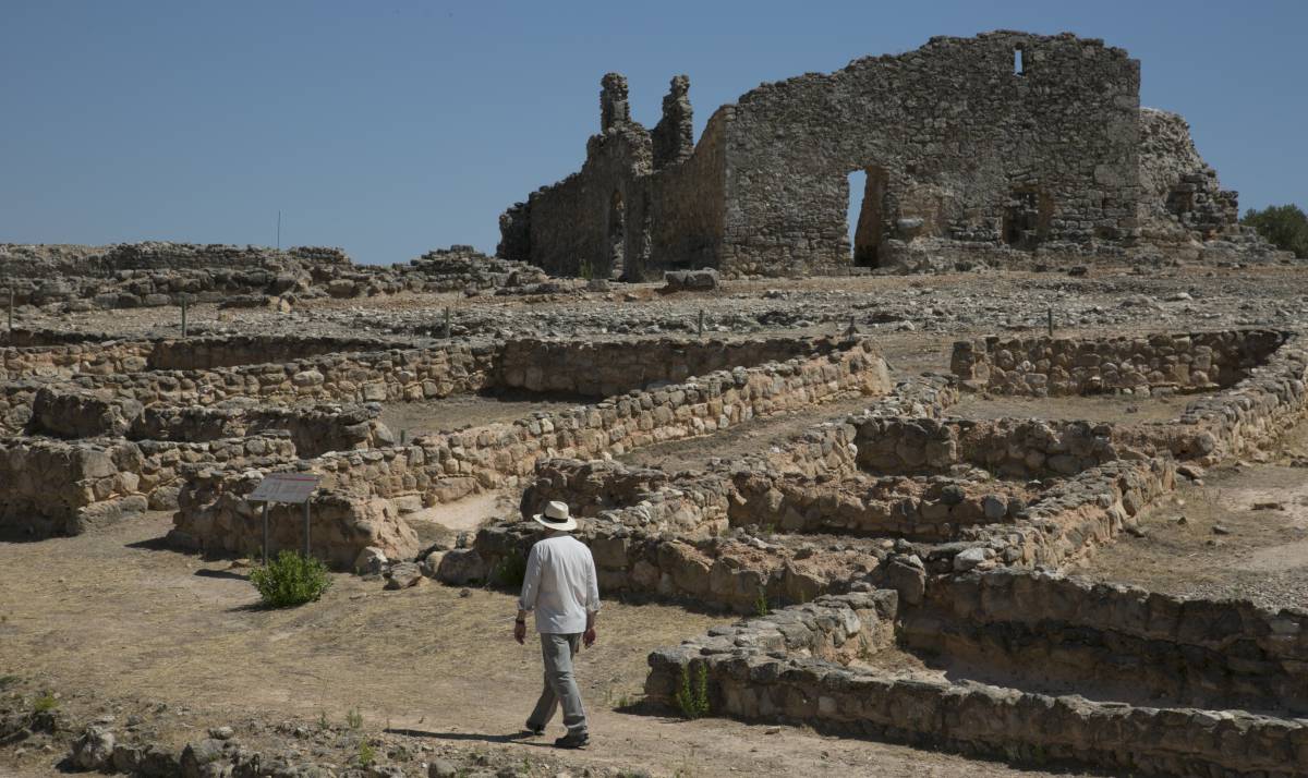 Un arqueólogo camina por la calle principal de Recópolis.