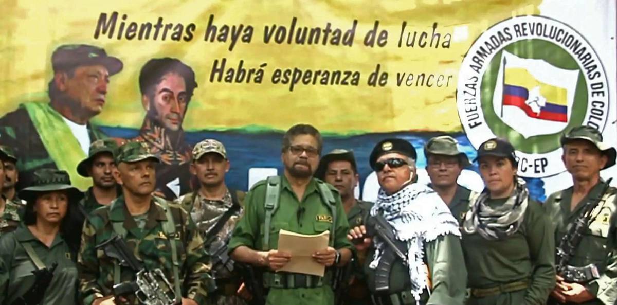 Iván Márquez (c) acompañado de Jesús Santrich y otros lÃderes de las FARC.