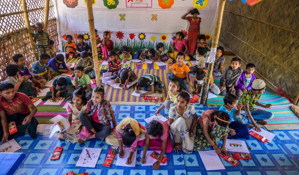 Un grupo de niños rohingya, en clase.