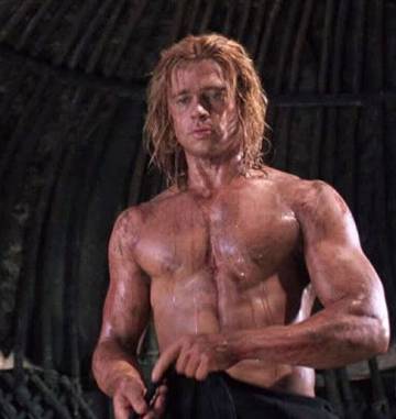 Mucho antes de Chris Hemsworth y 'Thor', Brad Pitt ya sentó cátedra sobre lo que son unos brazos fornidos en 'Troya' (2004).