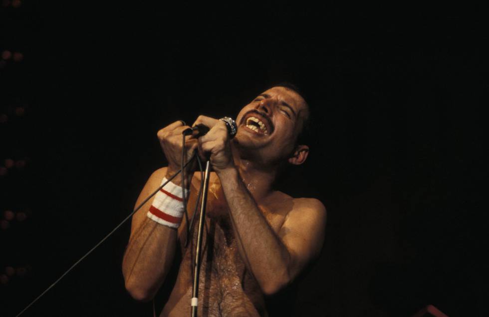1985. Freddie Mercury ya es una estrella estratosférica. Se ha cortado el pelo y luce bigote, imagen que le acompañará hasta el final. La fotografía es de un concierto en Australia el 1 de abril de 1985.