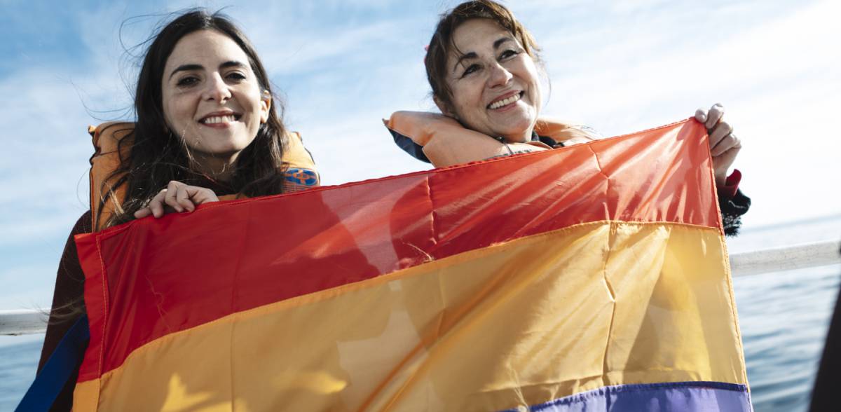 Pasajeros conmemoran el 80 aniversario del arribo del 'Winnipeg' a Chile.