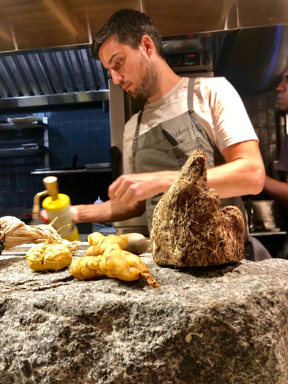 Juan Luis Martínez en el restaurante Mérito.