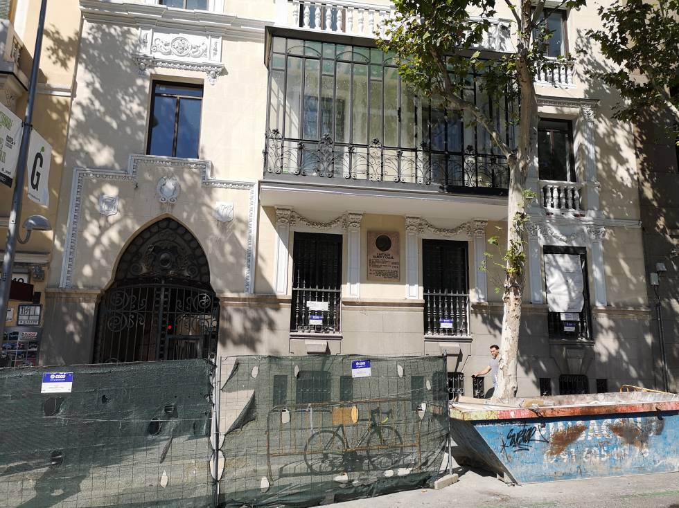 Fachada del palacete de Cajal el pasado 4 de septiembre, todavía en obras.