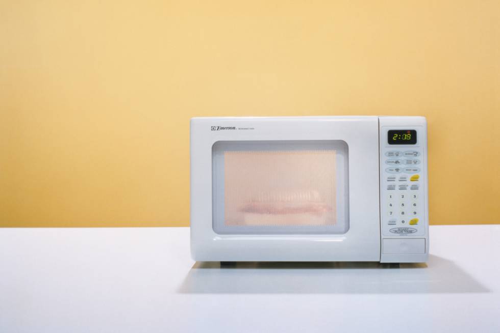 Por qué los fabricantes de microondas recomiendan meter ...