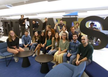 Parte de la promoción 33 de la Escuela de Periodismo UAM-EL PAÍS, en la redacción de Madrid, este miércoles.rn rn 