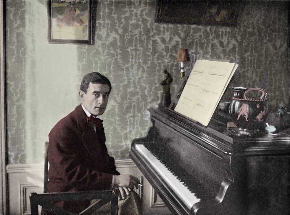 Maurice Ravel fotografiado en su apartamento.