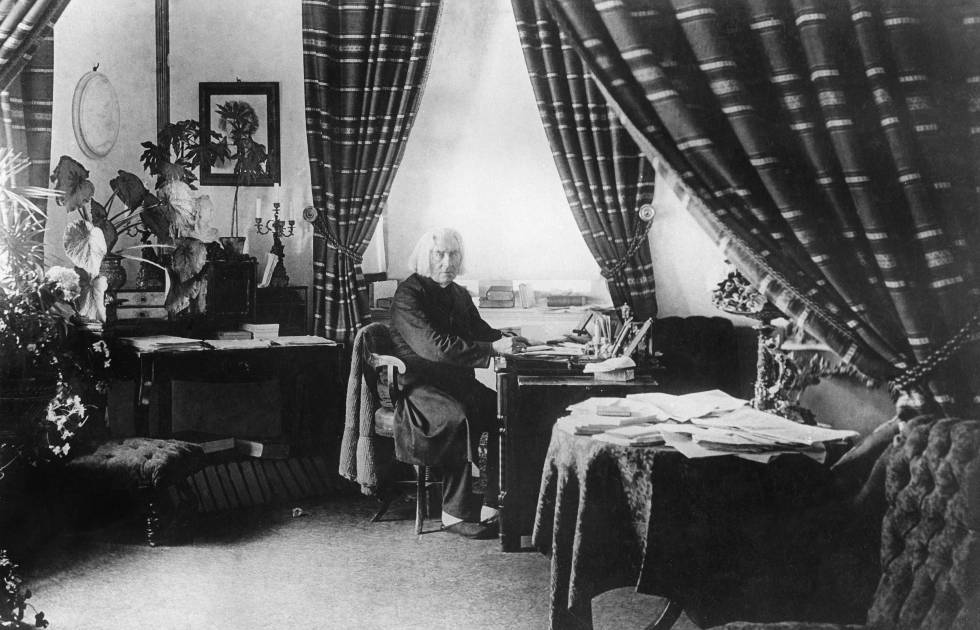 Liszt, en un retrato en su casa de Weimar, Alemania, en 1884.