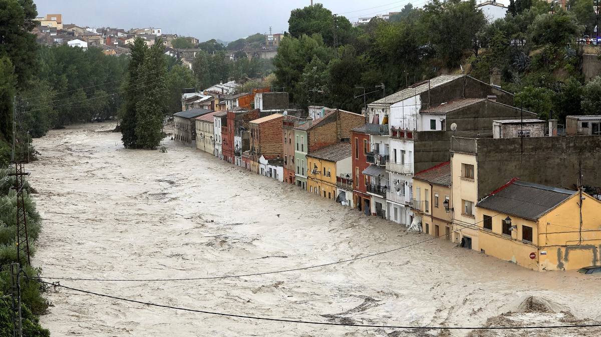 Desbordamiento del río Clariano a su paso por la localidad de Ontinyent (Valencia).