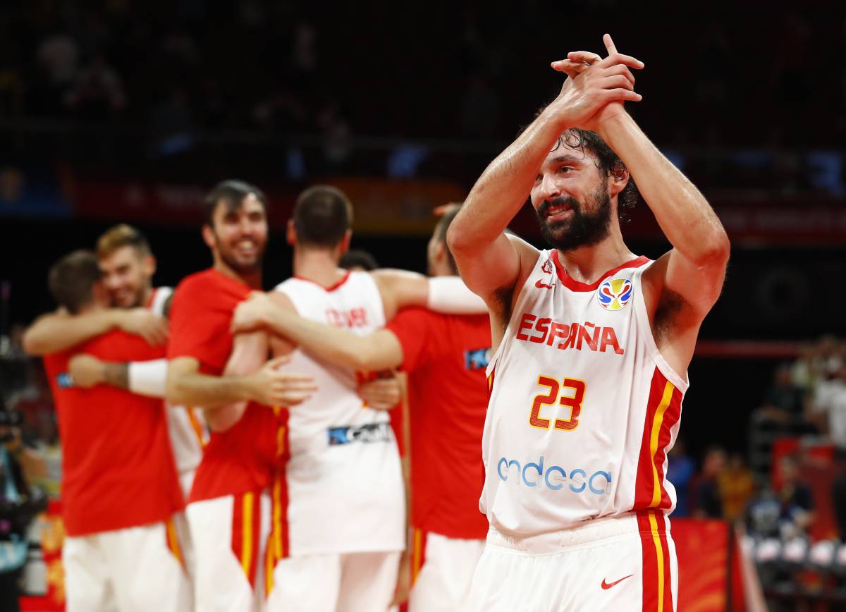 Sergio Llull aplaude a los aficionados después del partido.