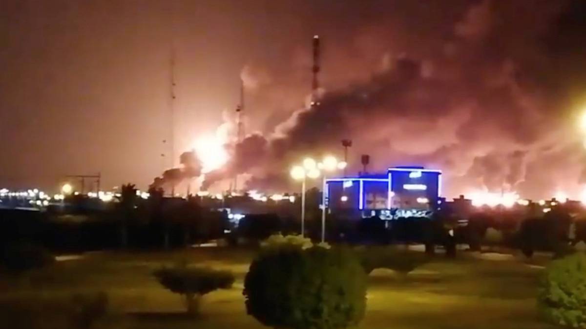 Incendio provocado por el ataque.